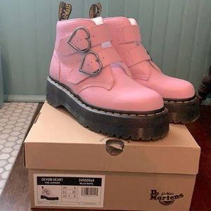 NEW WITH BOX DOC MARTEN DEVON HEART BOOT